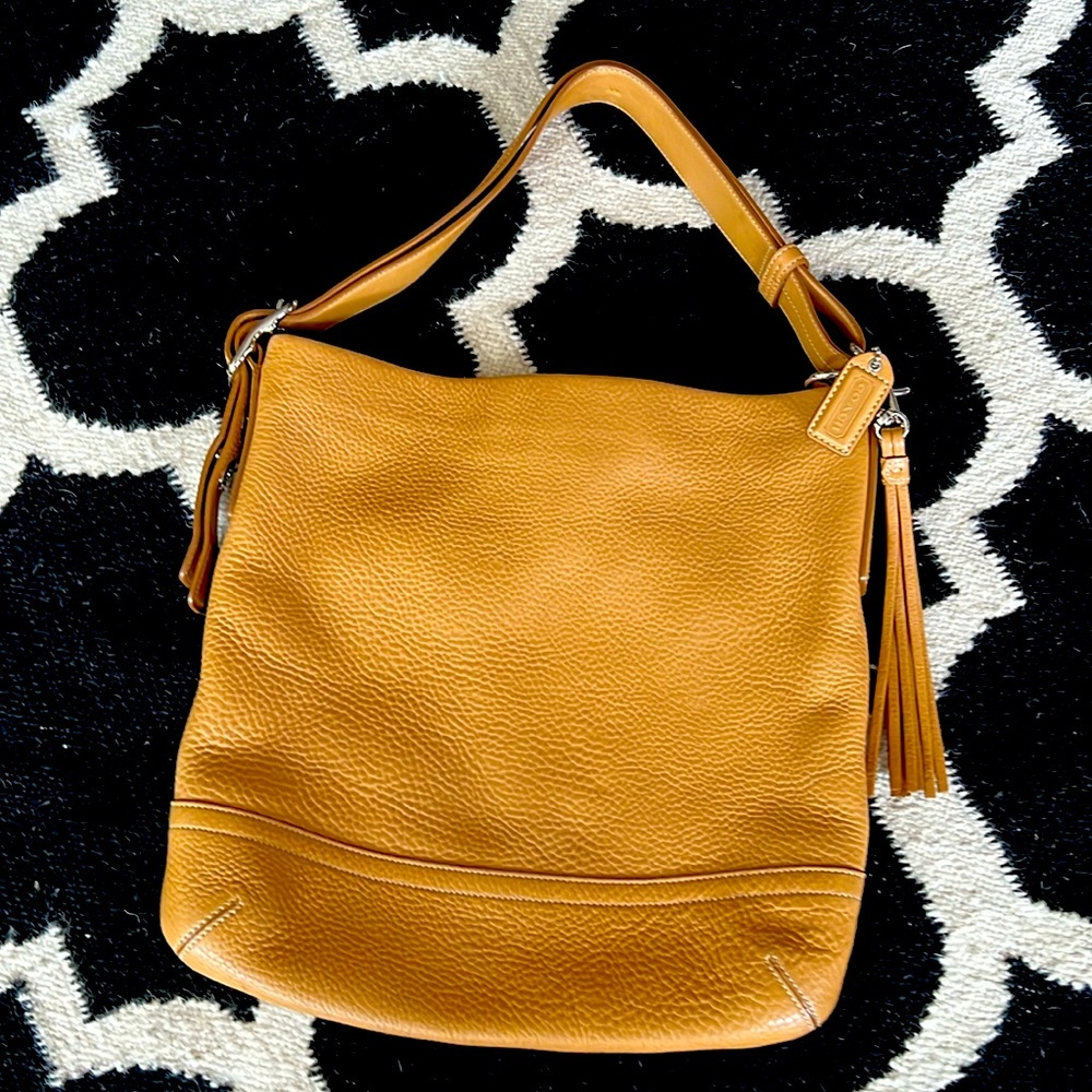 Gorgeous Coach medium size hobo bag